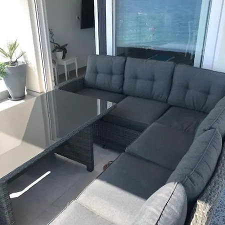 Tirkiz On The Apartment